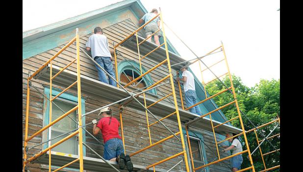 Photos for the Mascot by Sue Jacobson. The Meiners’ house got a new paint job due to the combined efforts of the Floridians and the Bethel Fellowship Church.